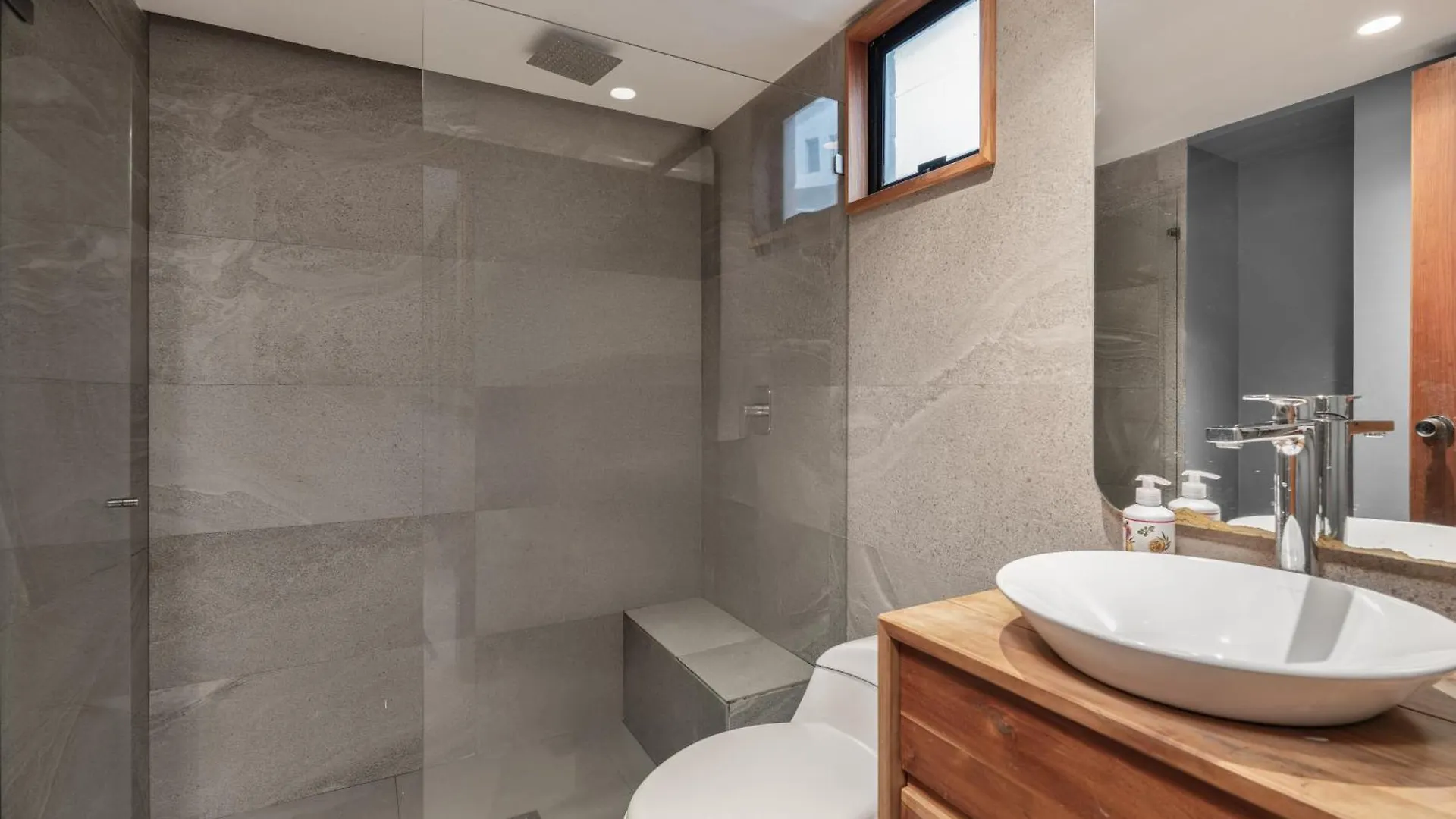 Beautiful 2 Bedroom Luxury Condo In Provenza Medellín